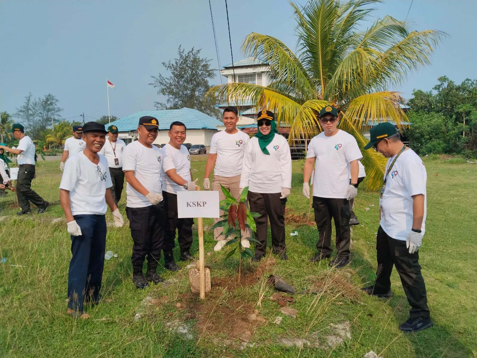 Hijaukan Pulau Baai, Karantina Bengkulu Tanam 149 Pohon