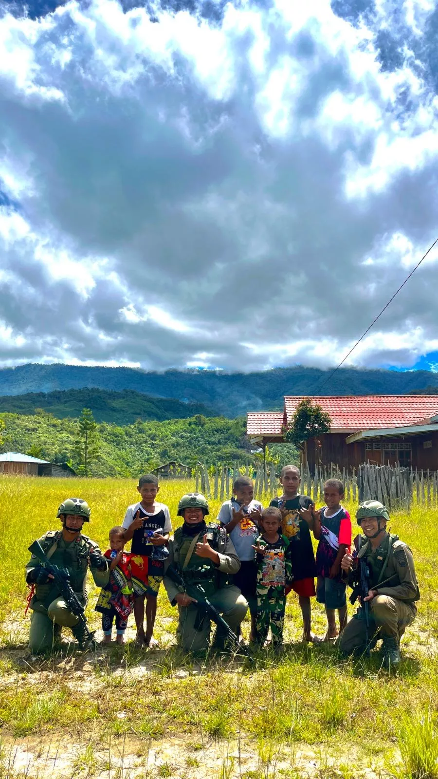 Jalin Keakraban dengan Warga, Satgas Ops Damai Cartenz Gelar Patroli Dialogis di Serambakon