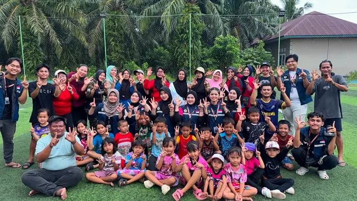 Senam Sehat KKN 103 UNIB Disambut Antusias Masyarakat Desa Muara Maras