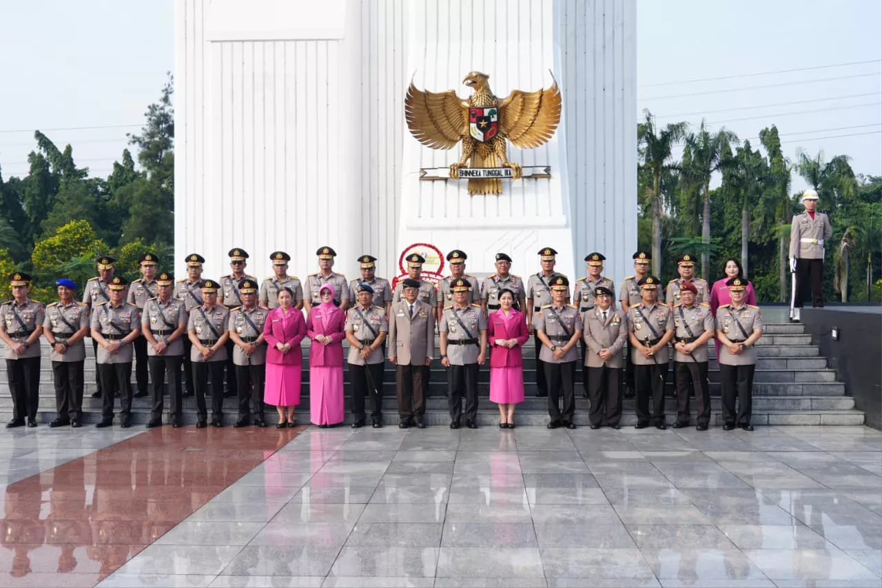 Menghormati Jasa, Melanjutkan Pengabdian : Wakapolri Pimpin Ziarah Nasional Menjelang Hari Bhayangkara ke-80