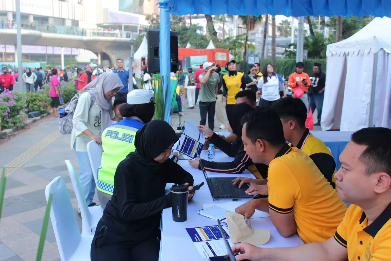 Perdana Tampil di Publik, Drum Band SMA KTB Meriahkan Sosialisasi SPMB di CFD Bundaran HI