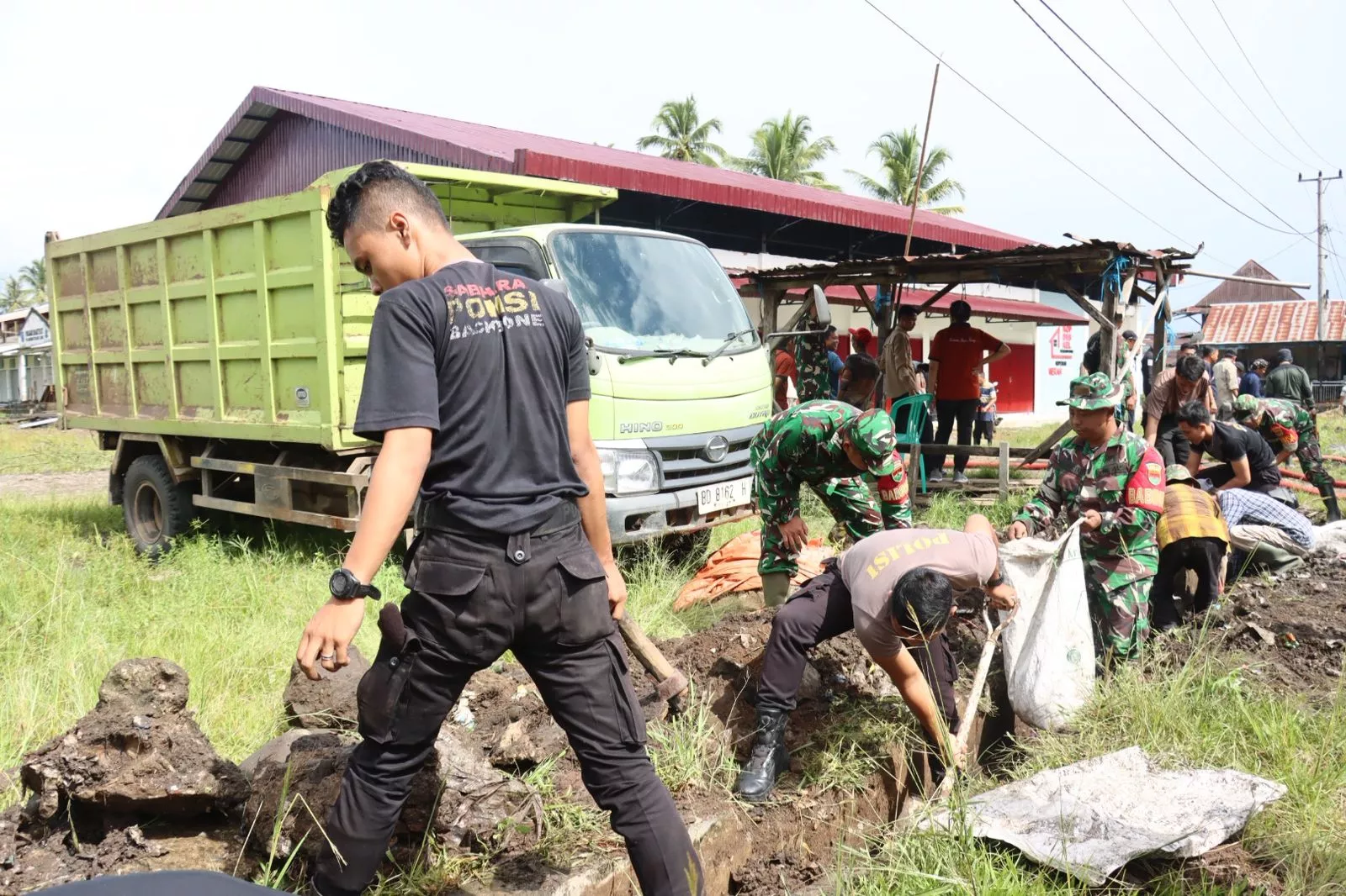 Pemkab Lebong Bersama TNI-Polri Gelar Kerja Bakti dan Gotong Royong Pasca Banjir di Bingin Kuning.