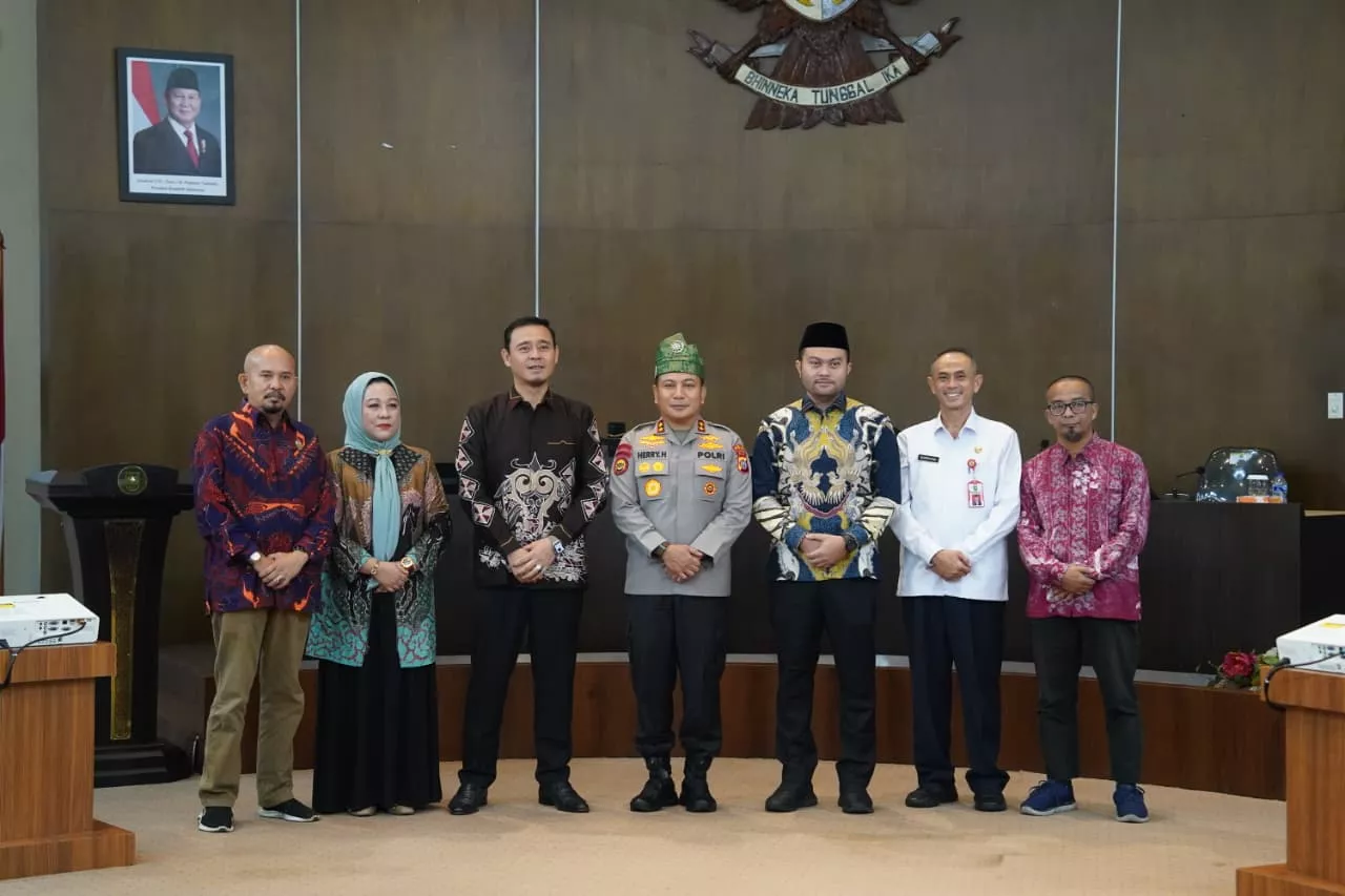 Polda Riau Raih Dua Penghargaan Keterbukaan Informasi Publik, Kapolda : Kado Istimewa Hari Bhayangkara ke-80
