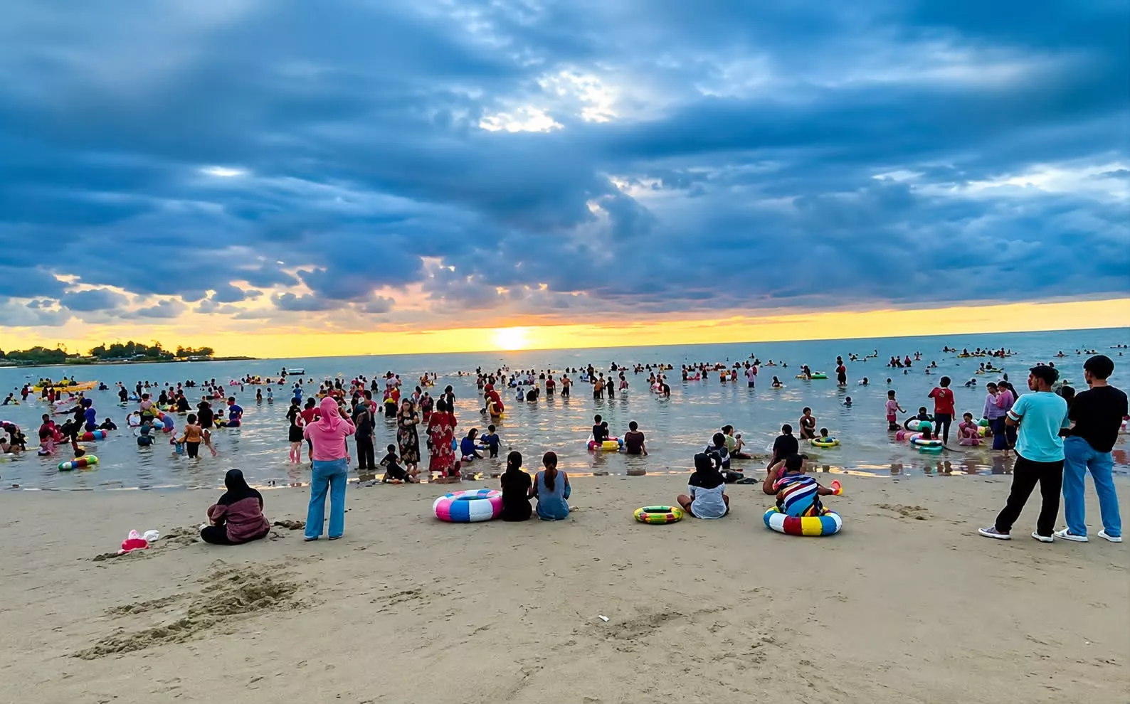 Libur Akhir Pekan, Pantai Zakat Dipadati Wisatawan yang Mandi Laut dan Bermain Ombak