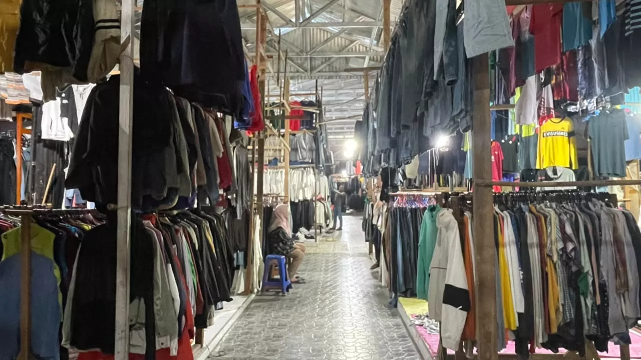 Pedagang Thrift Tetap Bertahan di Tengah Persaingan Pasar Modern