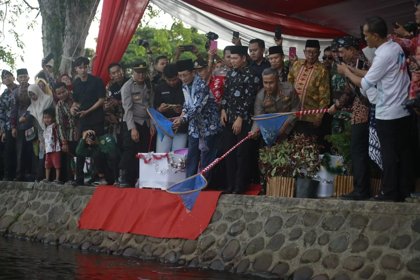 Tabur Benih Bukan Ikan Sapu-Sapu, Menag Ajak Rawat Lingkungan untuk Masa Depan 