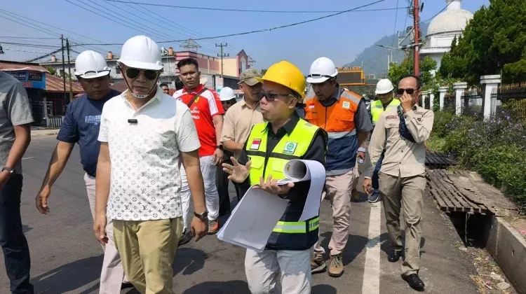 Kepala Bappeda Kepahiang Dampingi Bupati Mulai Revitalisasi Taman Santoso