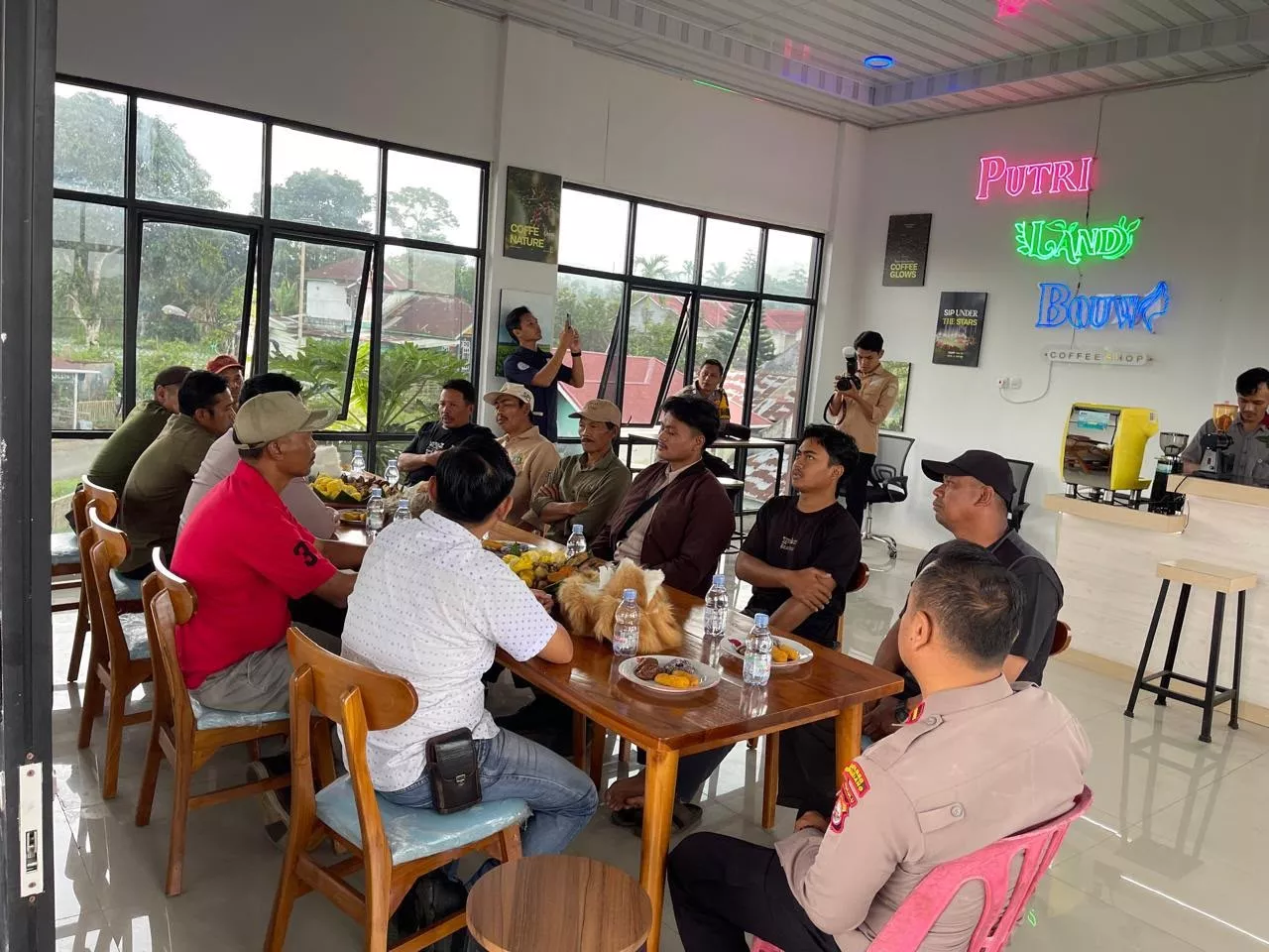 Aktivitas Wisata dan UMKM Terus Bertumbuh, PLN UIP Sumbagsel Dorong Ekonomi Air Sempiang melalui Program Benderan
