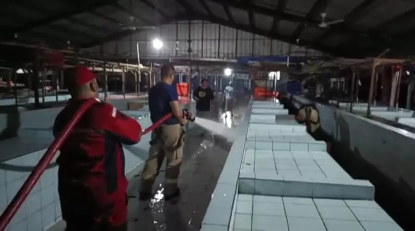 Ubah Wajah Panorama, Tim Gabungan Cuci Pasar Hingga Dini Hari