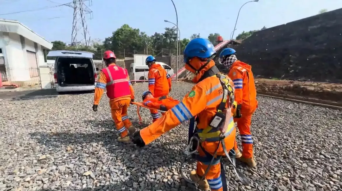 Keselamatan Personel Semakin Terjaga, PLN Perkuat Kesiapsiagaan Darurat Pekerjaan di Ketinggian demi Keandalan Listrik Bengkulu