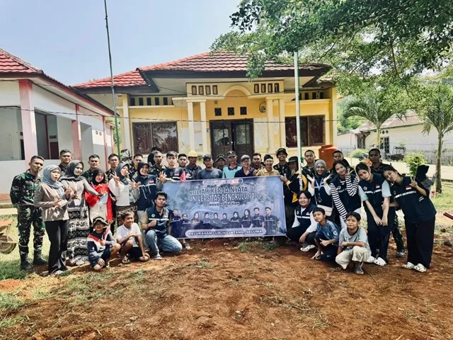 Gandeng TNI dan Warga, Mahasiswa KKN Unib Gelar Aksi Gotong Royong di Seluma
