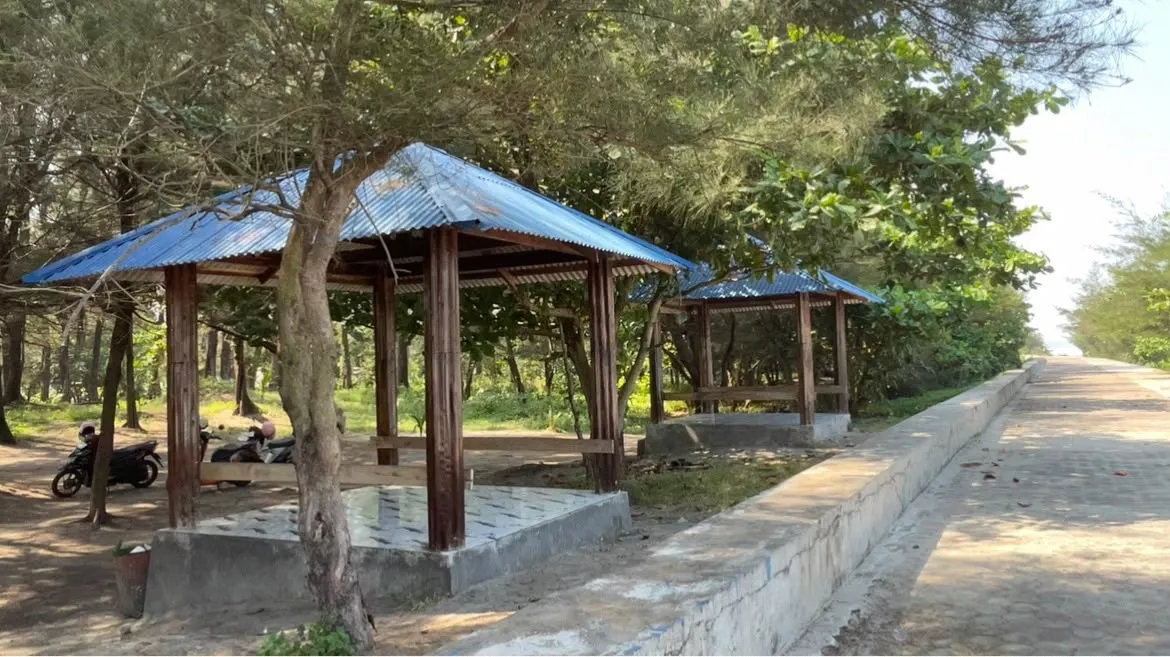 Saung Gratis di Pantai Panjang Jadi Alternatif Bersantai Pengunjung