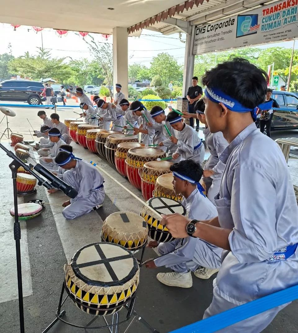 HUT Kemerdekaan ke-81 RI: Bandara Fatmawati Soekarno Bengkulu Tampilkan Kesenian Dol melalui Program Pojok Budaya