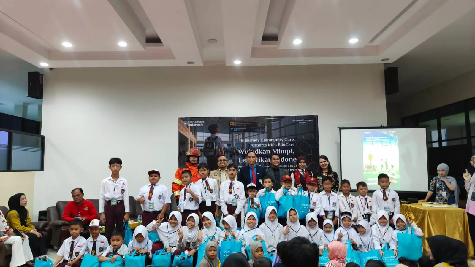 Peringati Hari Anak Nasional, Bandara Fatmawati Soekarno Salurkan Bantuan Pendidikan kepada 75 Anak di Bengkulu