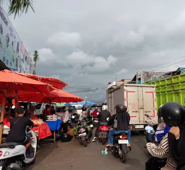 Aktivitas Pedagang di Bahu Jalan Pasar Panorama Picu Kemacetan 