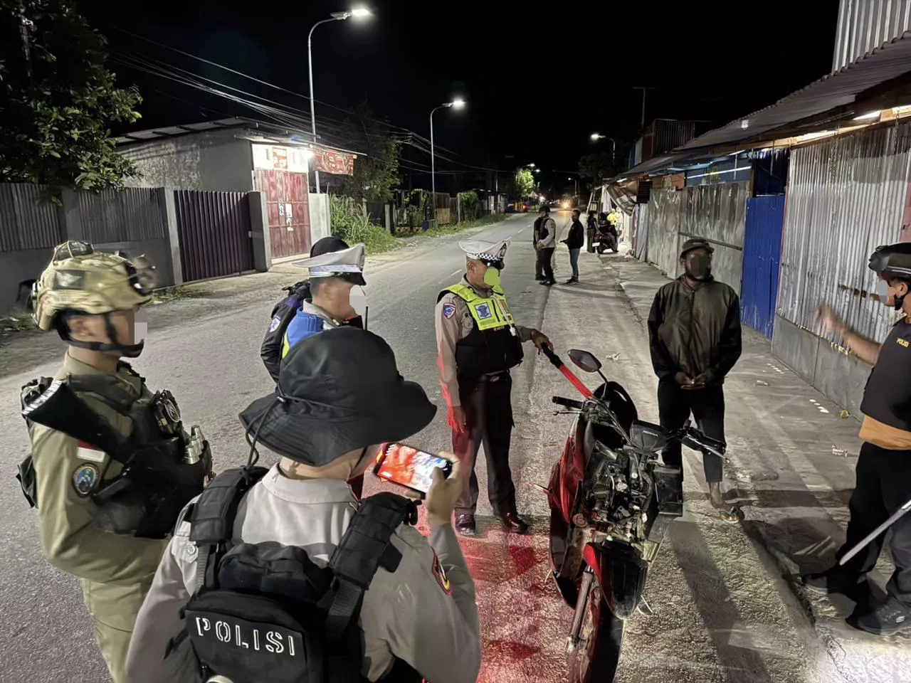 Patroli Gabungan dan Razia Malam di Nabire, Satgas Ops Damai Cartenz 2026 Amankan Senjata Tajam