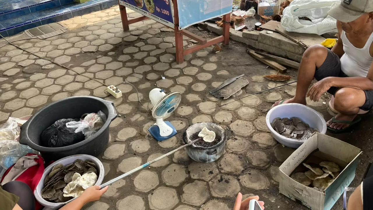 Cerita Penjual Kemplang Bakar di Tengah Marak Cemilan Kekinian