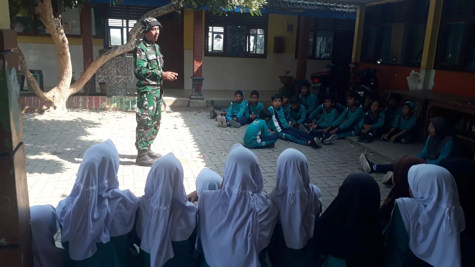 Sertu Agus Ajak Siswa SD Disiplin dan Giat Belajar