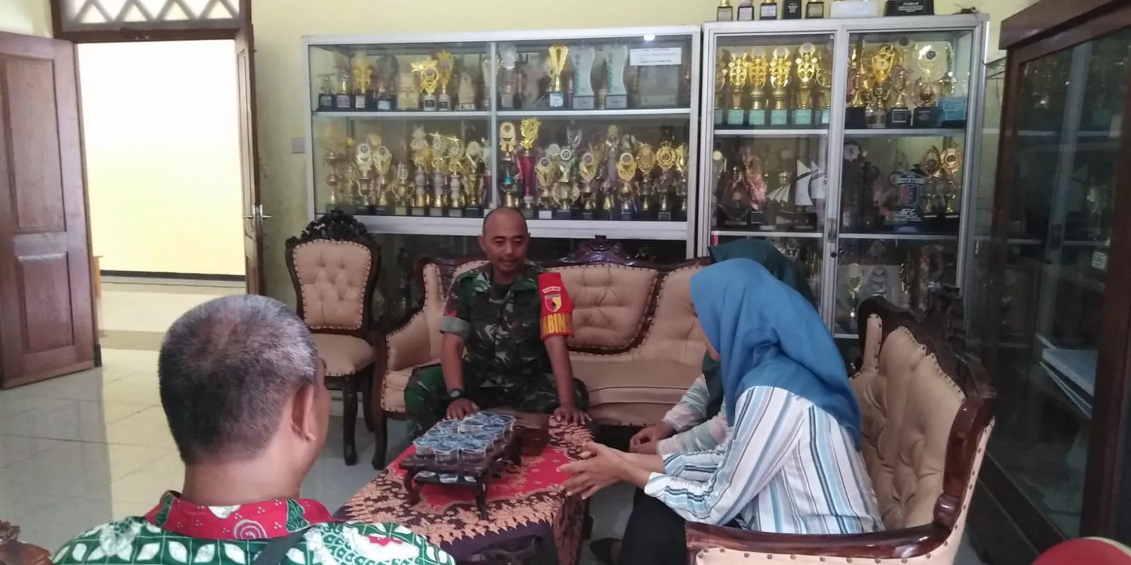 Babinsa Koramil Kabuh Gencarkan Komsos di Desa Manduro