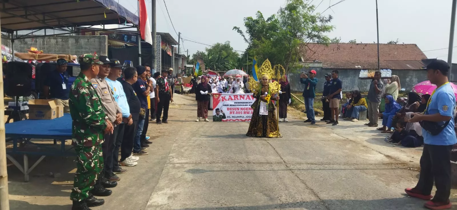 Anggota Koramil Jogoroto Amankan Pawai Budaya HUT ke-81 RI