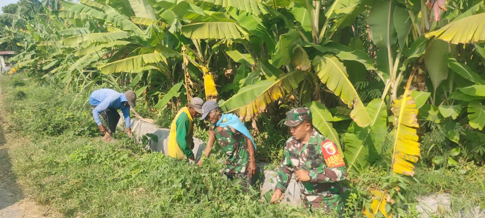 Babinsa dan Warga Godong Gotong Royong Bersihkan Saluran Air