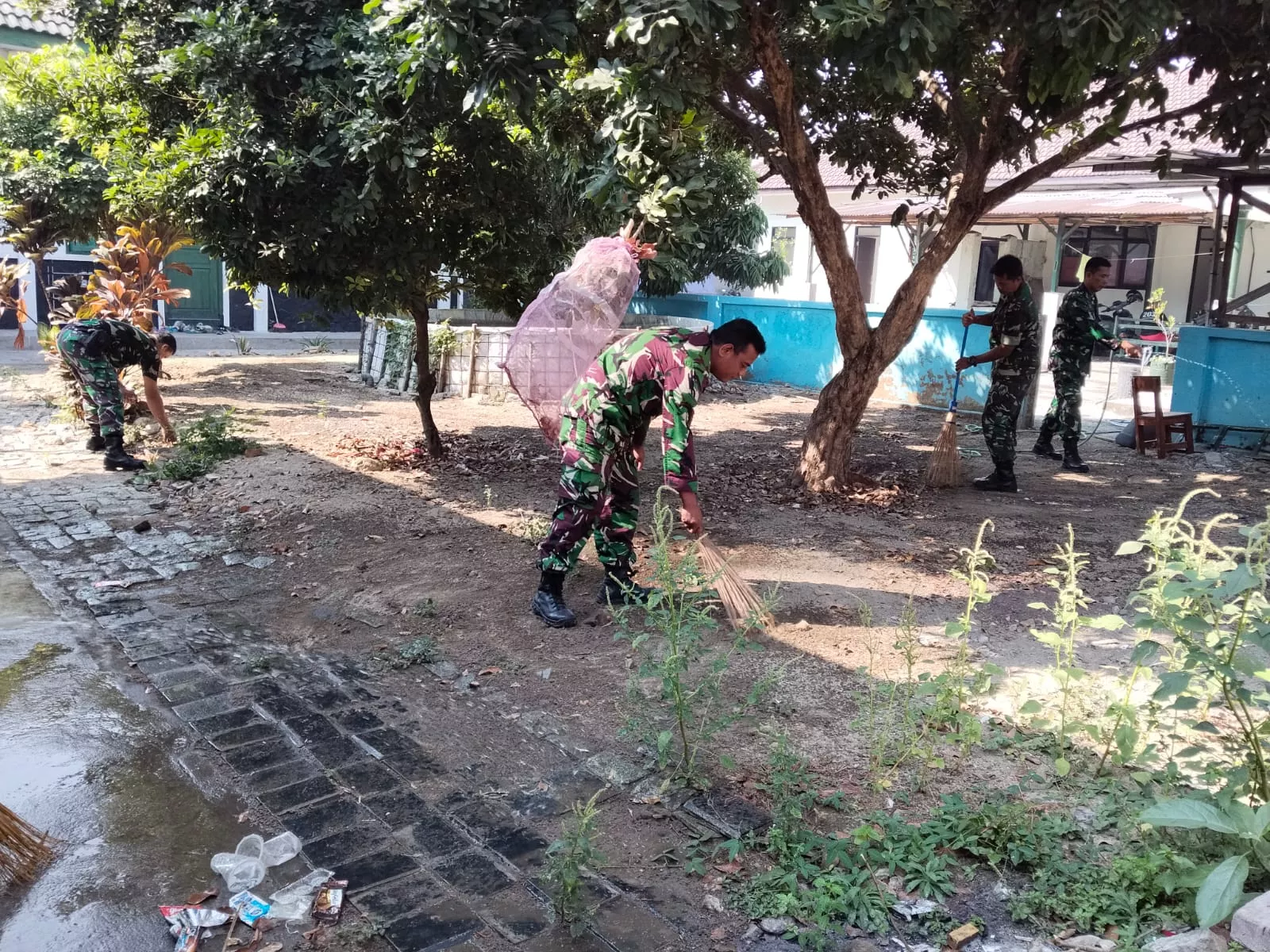 Koramil Peterongan Gelar Karya Bakti Bersih-Bersih Pangkalan
