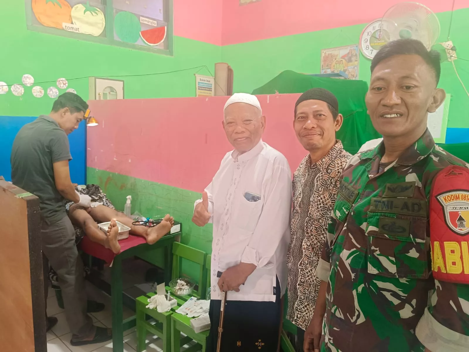 Babinsa Mojoagung Dampingi Khitan Massal di Desa Kademangan
