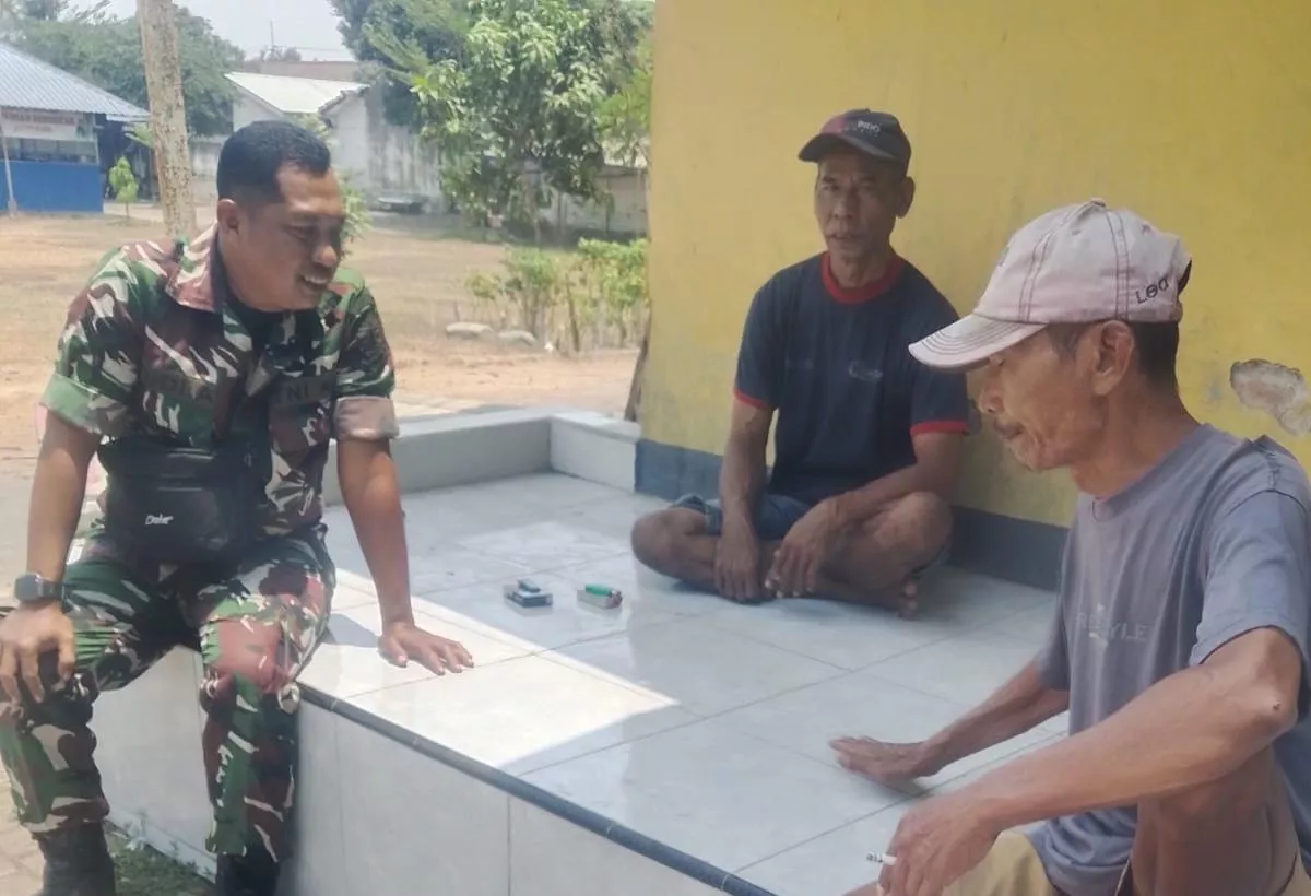 Babinsa Koramil Diwek Komsos dengan Warga Kwaron