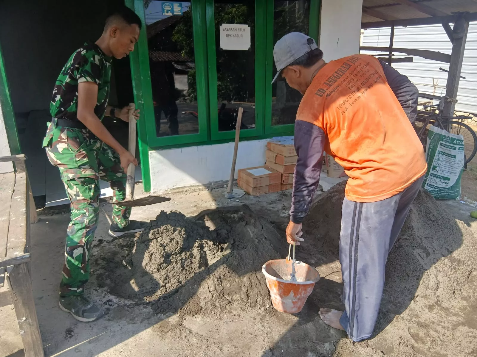 Satgas TMMD ke-130 Jombang Masuki Tahap Pemasangan Keramik di Desa Klitih