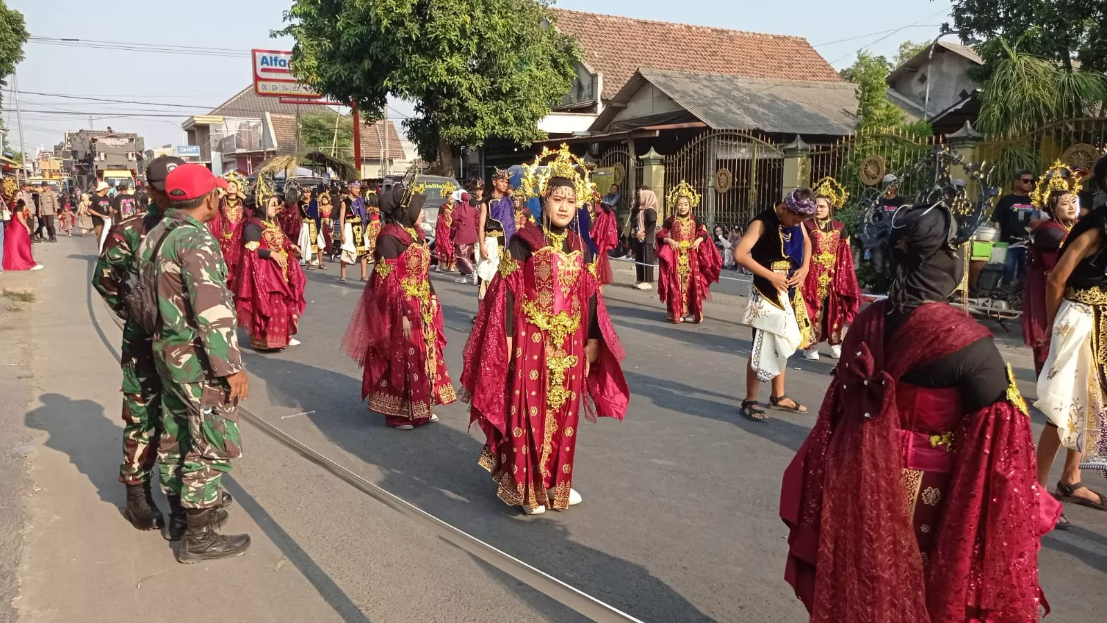 Babinsa Koramil Diwek Amankan Karnaval Desa Bandung