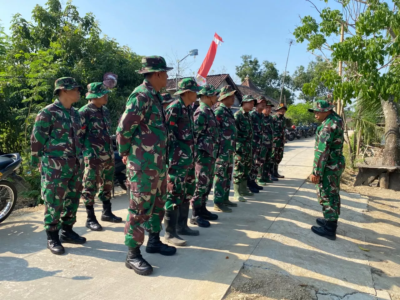Satgas TMMD ke-130 Jombang Gelar Apel Pagi dan Pengecoran Jalan di Desa Klitih