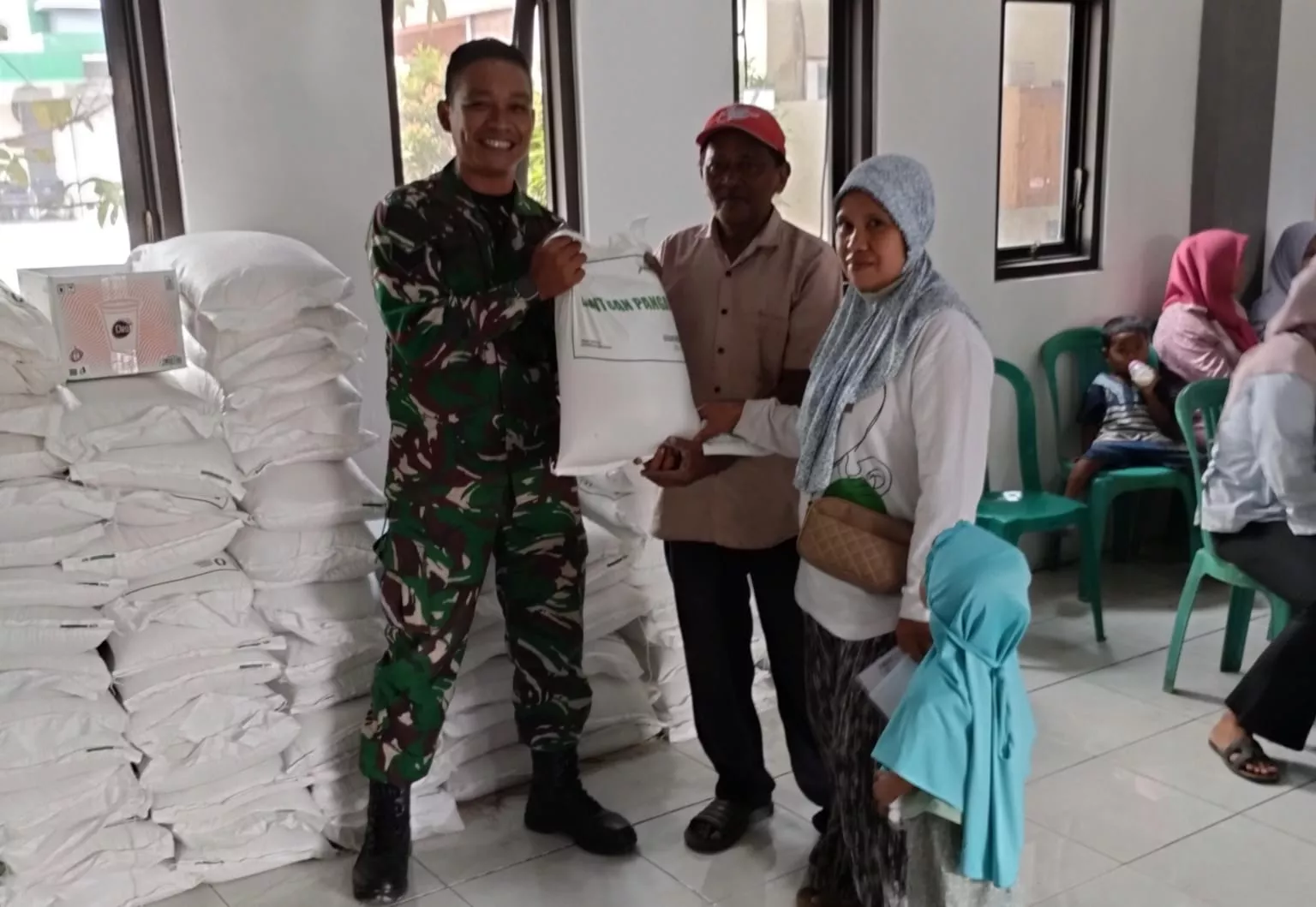 Babinsa Koramil Jombang Pantau Penyaluran Bantuan Beras