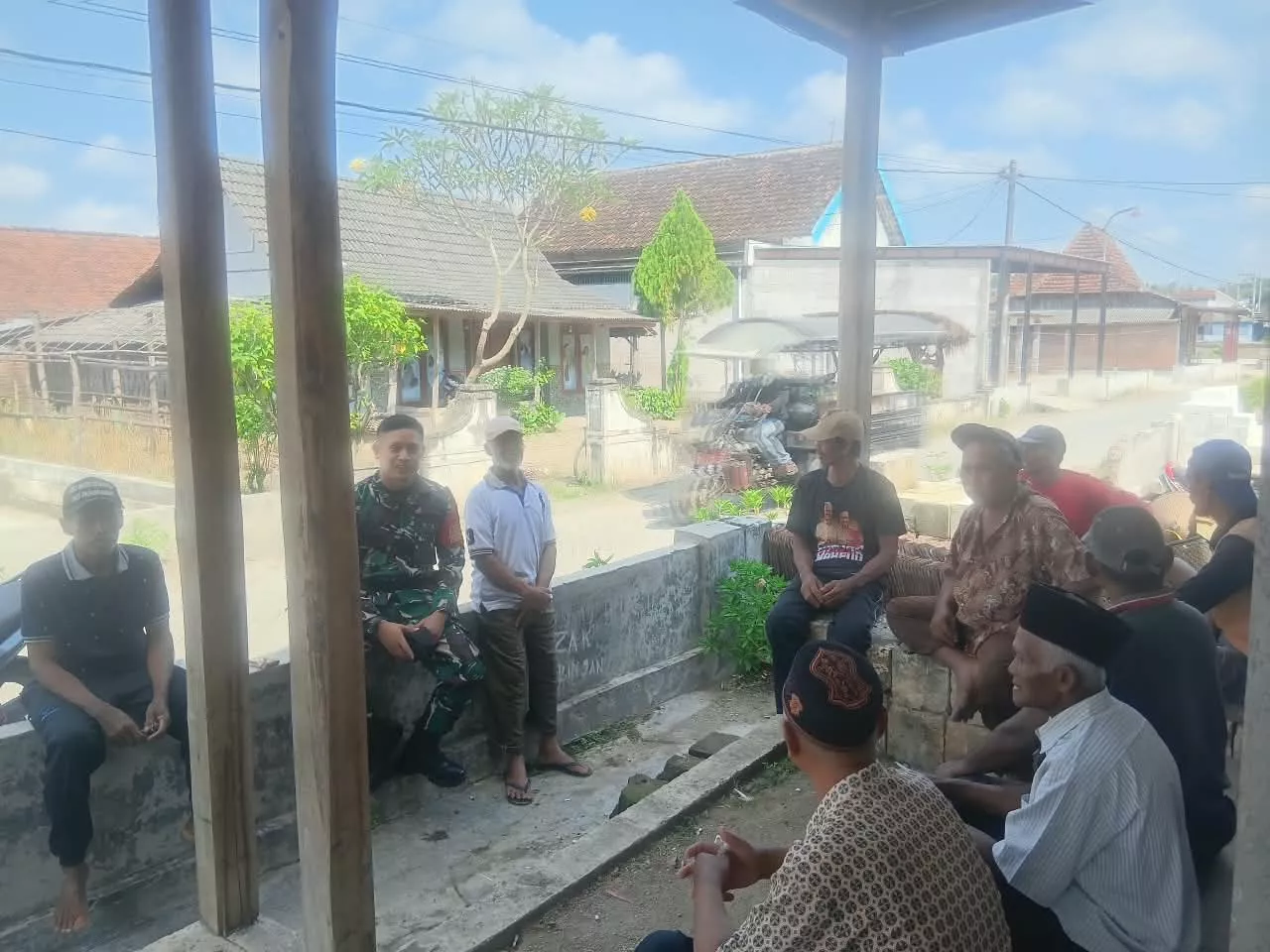 Babinsa Koramil Kabuh Intensifkan Komsos dengan Warga Desa Pengampon