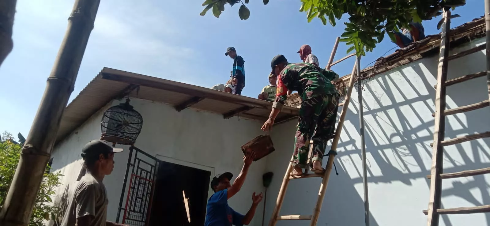 Babinsa Koramil Gudo Bantu Warga Pesanggrahan Bangun Rumah