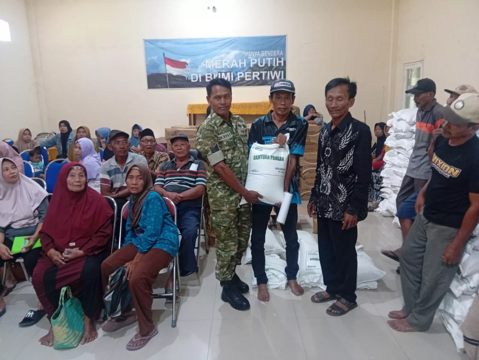 Babinsa Ploso Dampingi Penyaluran Bantuan Pangan di Jatigedong