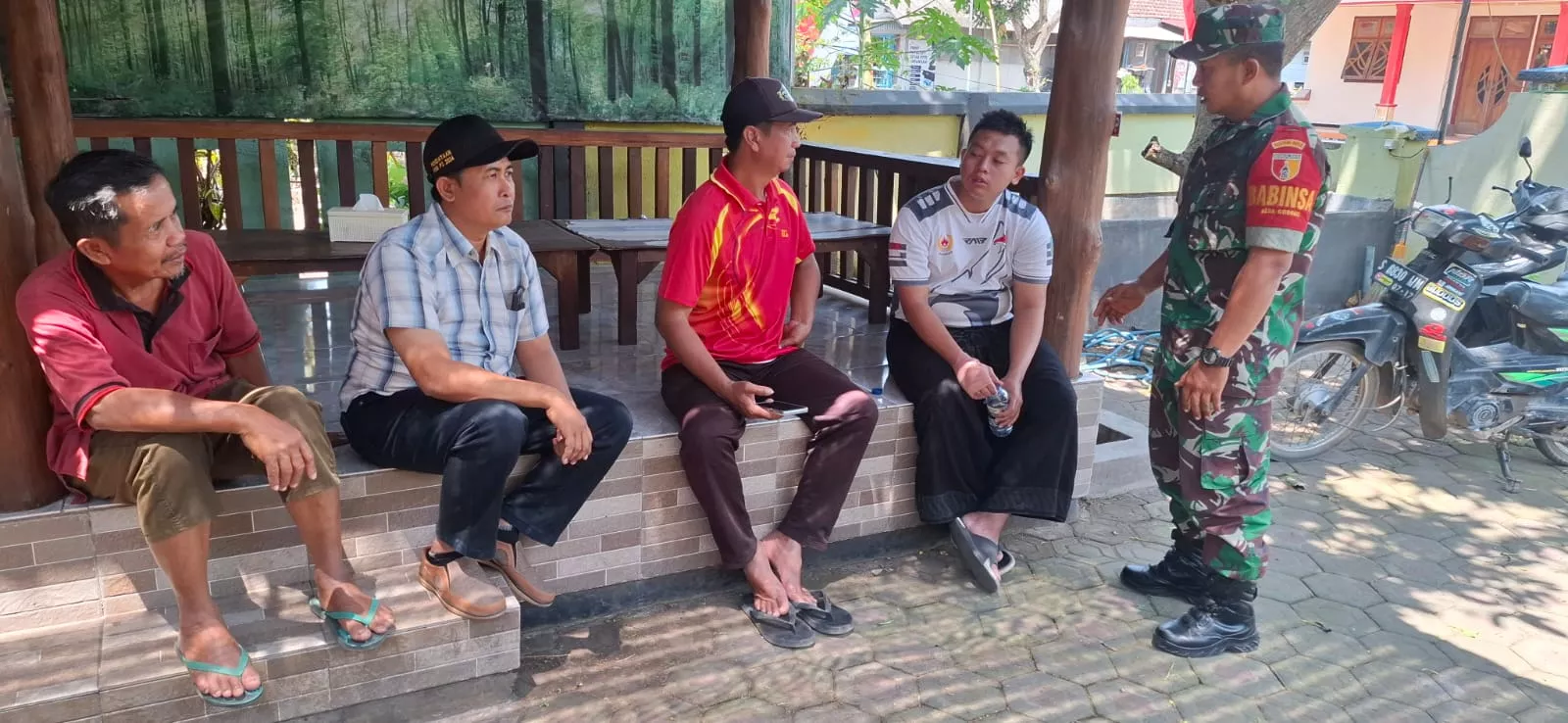 Babinsa Koramil Gudo Intensifkan Komsos dengan Warga Godong