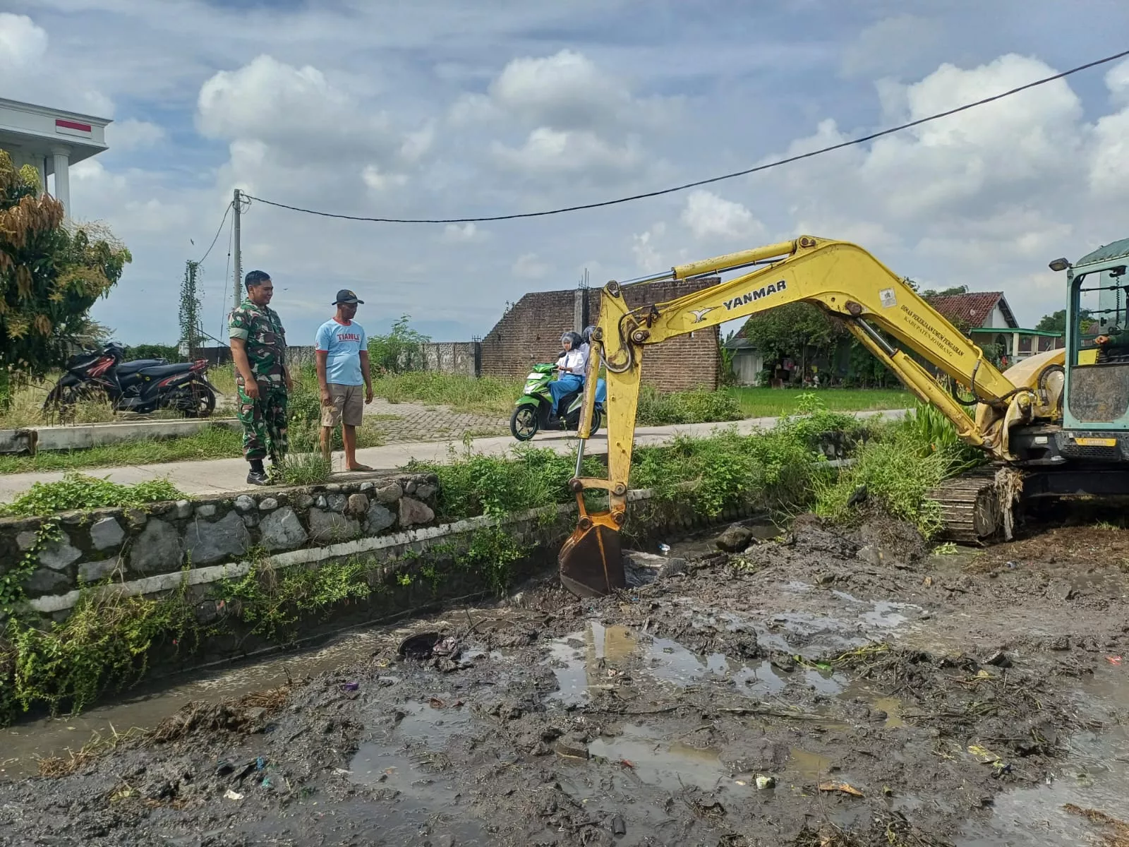 Babinsa Dampingi Normalisasi Sungai dan Saluran Irigasi di Gubugbanaran