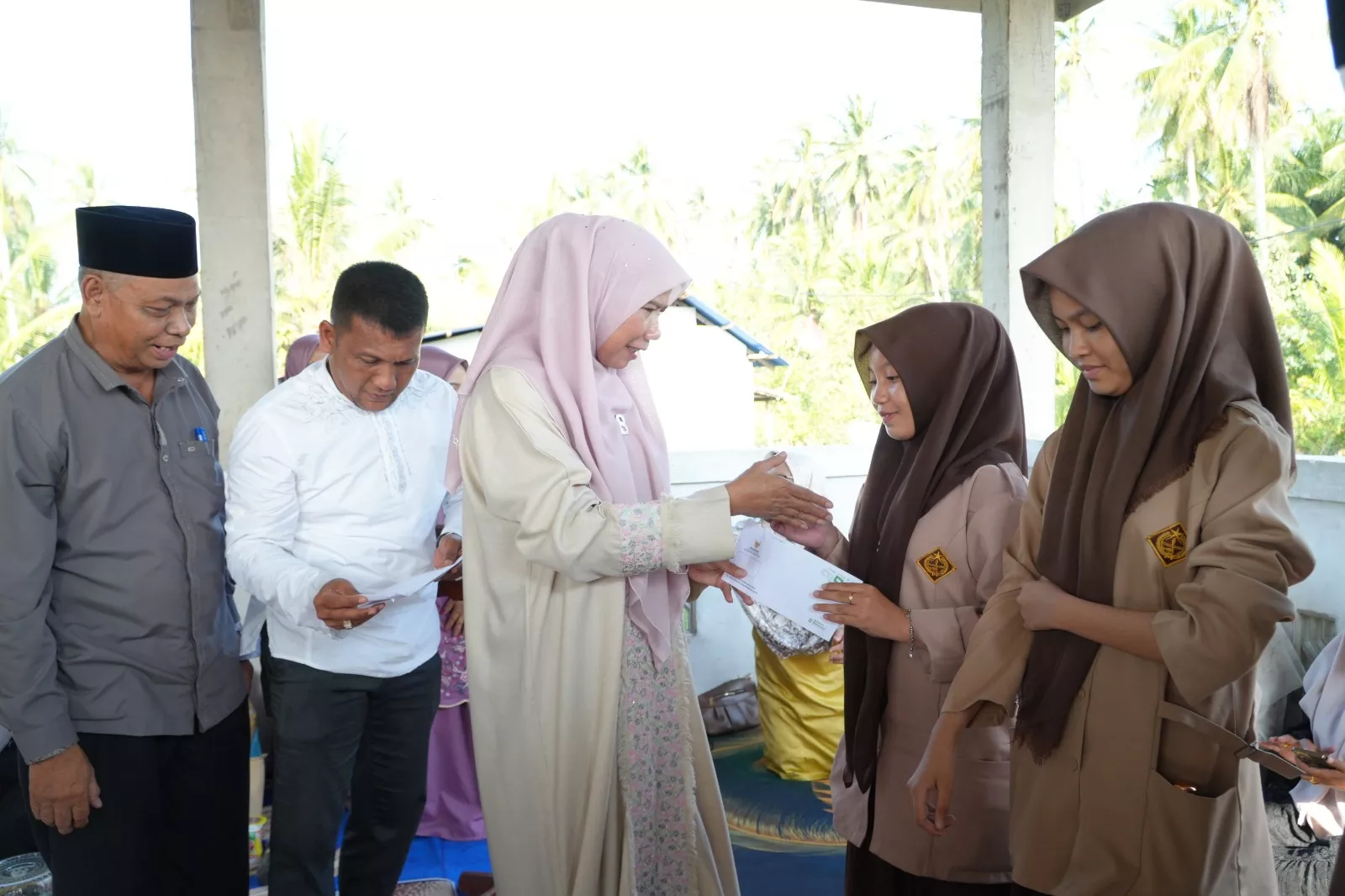 Hadiri Maulid Nabi,  Bupati  Inhil Yuliantini Resmikan Gedung BKMT Desa Tanjung Raja