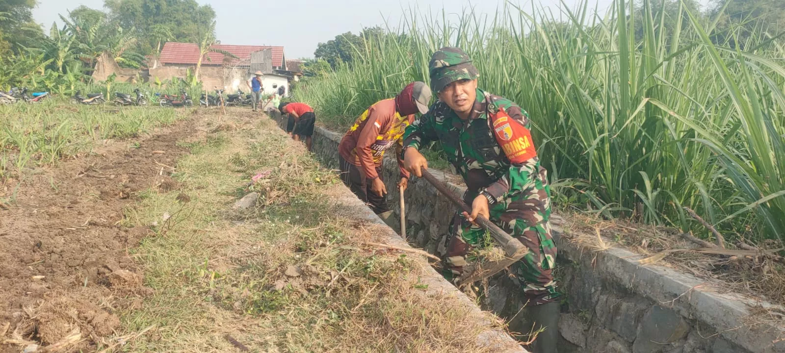 Babinsa dan Petani Desa Godong Bersihkan Saluran Air