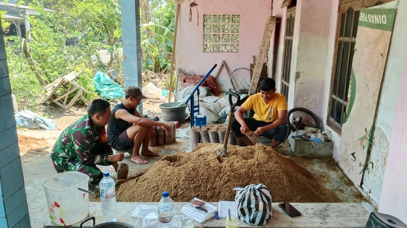 Babinsa Gudo Dampingi Warga Budidaya Jamur Tiram