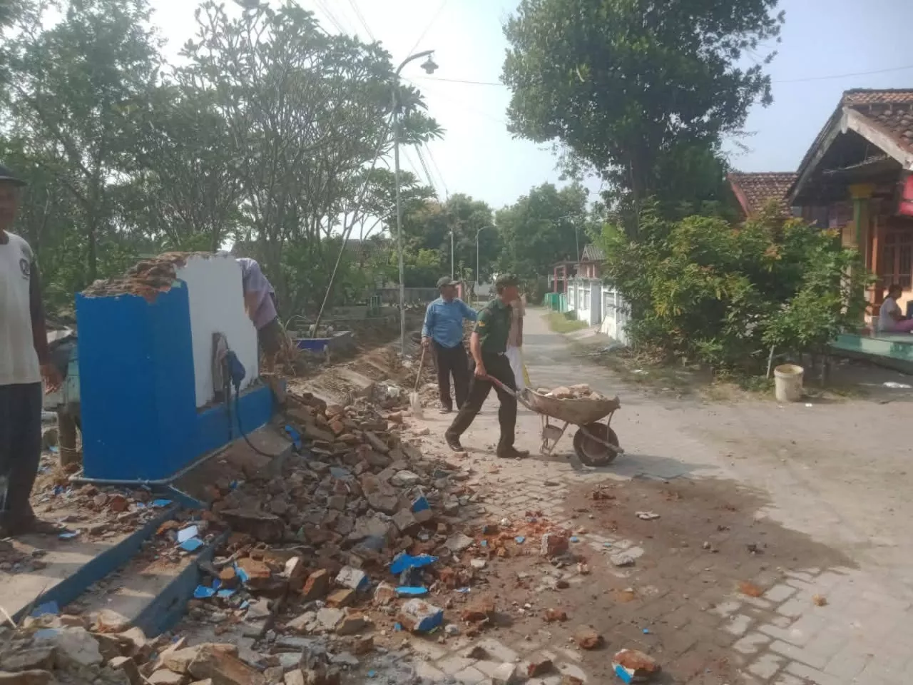 Babinsa Sumobito Gelar Karya Bakti Bersihkan Desa Jogoloyo