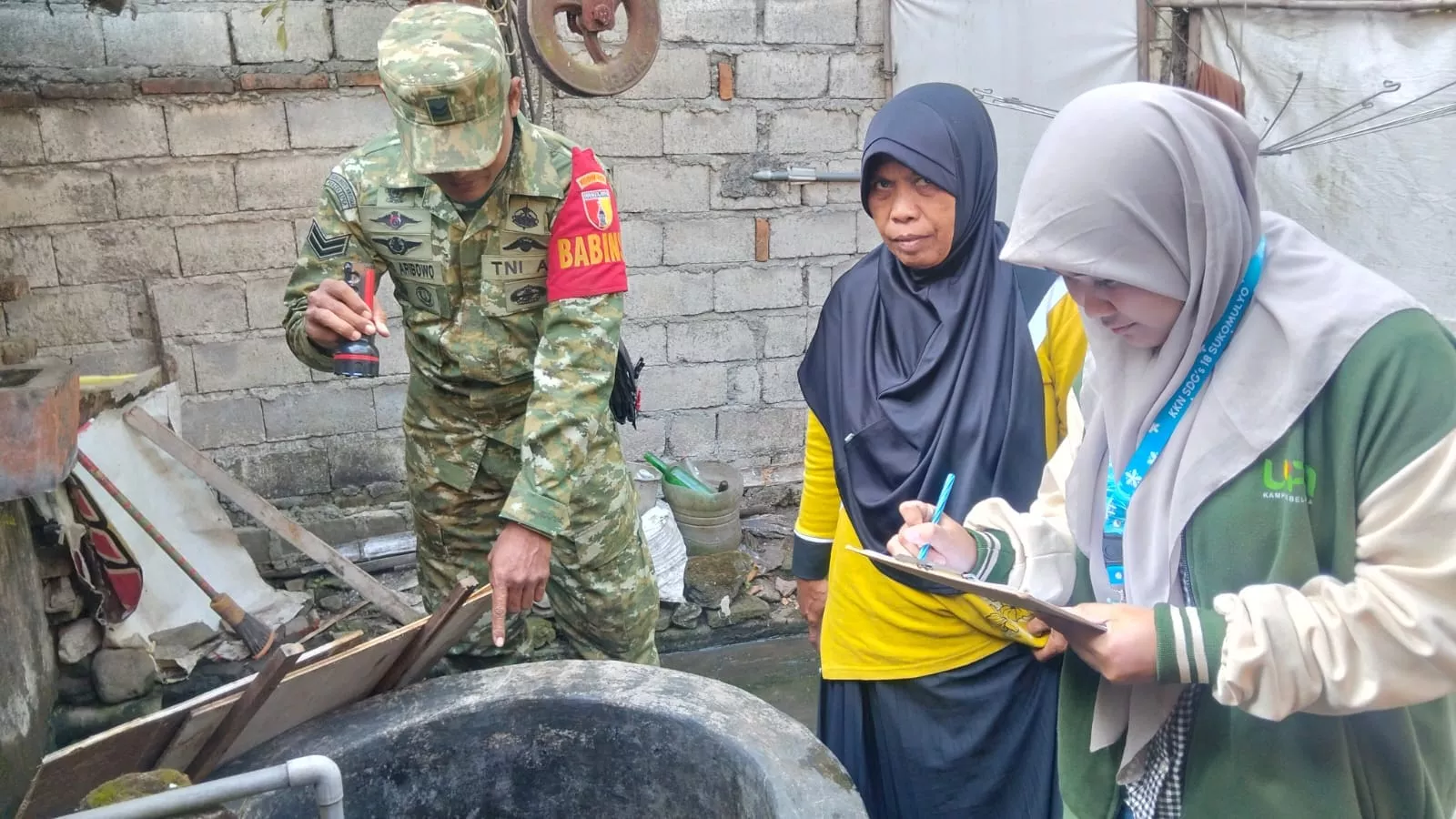 Babinsa Koramil Mojowarno dampingi fogging cegah DBD di Jombang