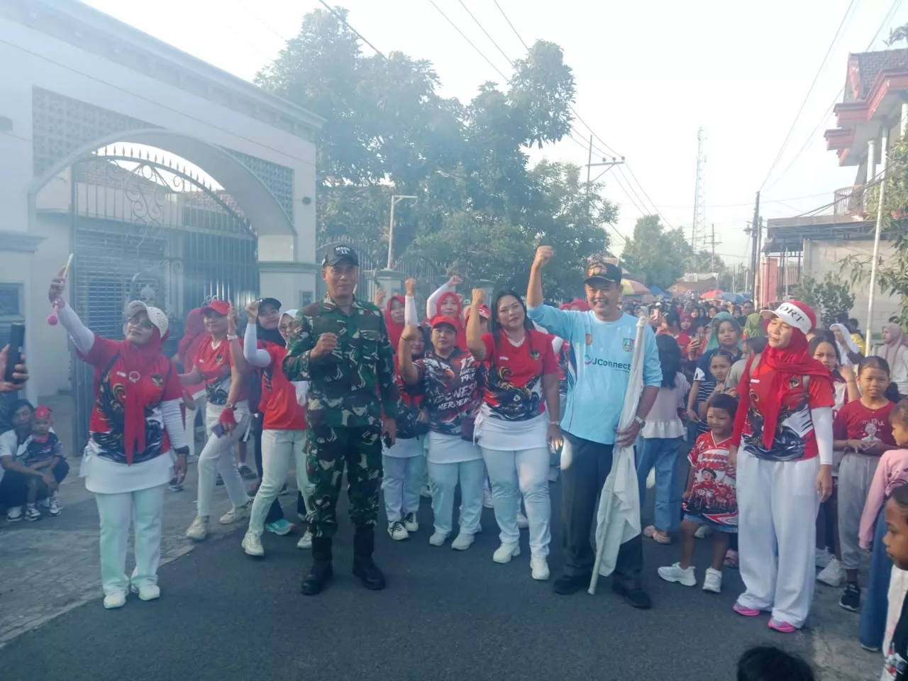 Babinsa Koramil Sumobito Kawal Jalan Sehat di Desa Segodorejo