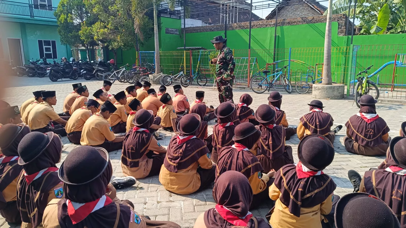 Babinsa Koramil Jombang Latih Kedisiplinan Pelajar SDN 1 Tambakrejo