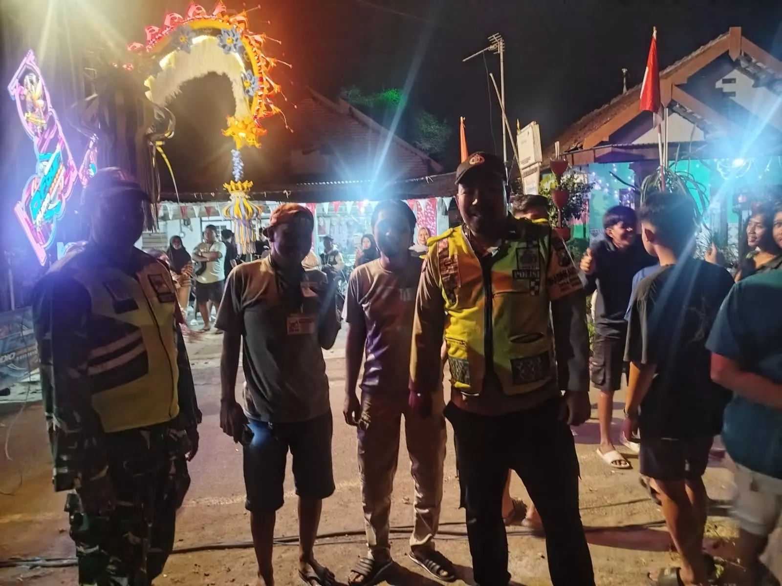 Babinsa Koramil Sumobito Laksanakan Pengamanan Hiburan di Desa Nglele