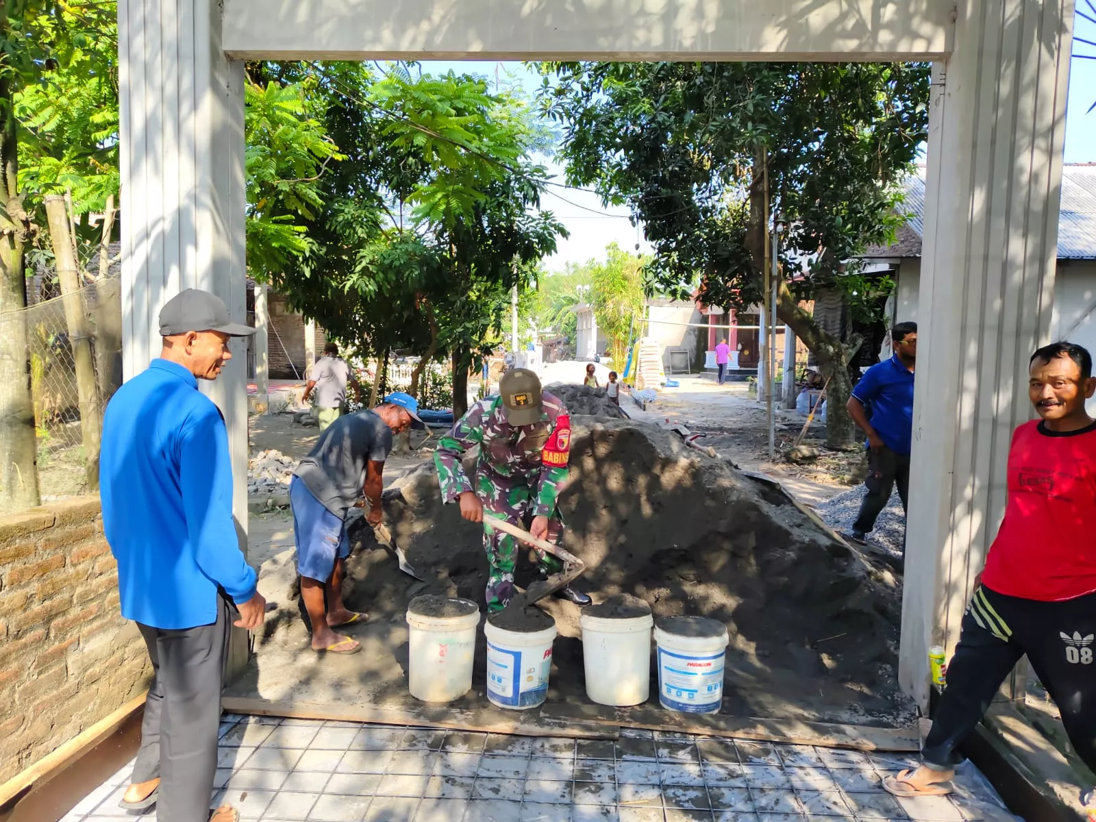 Babinsa Koramil Tembelang Bantu Warga Bangun Jalan Rabat Beton
