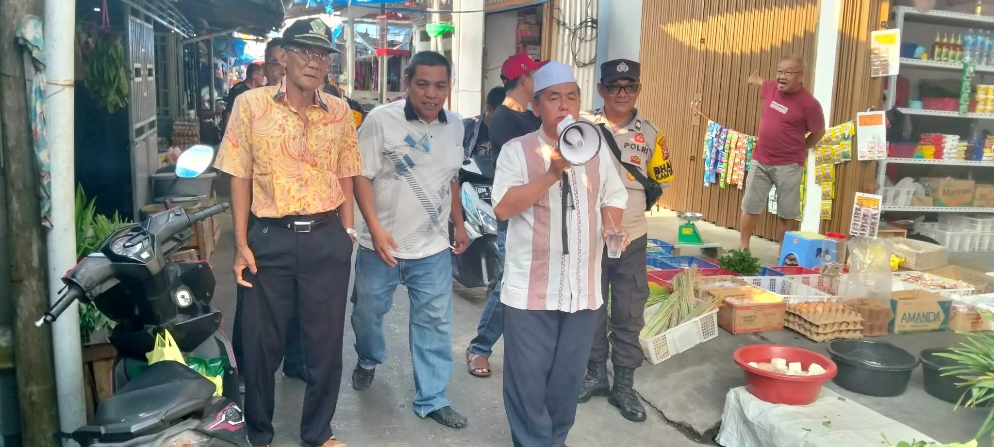 Pemdes Tanah Merah Tertibkan Pedagang di Badan Jalan 