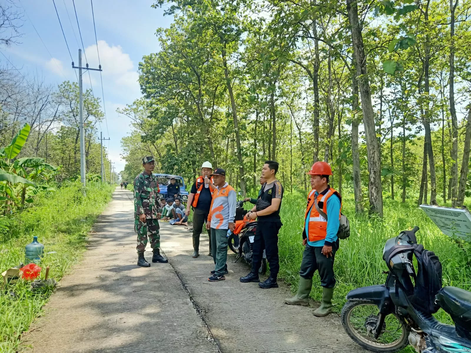 Babinsa Plandaan Edukasi Warga Cegah Karhutla