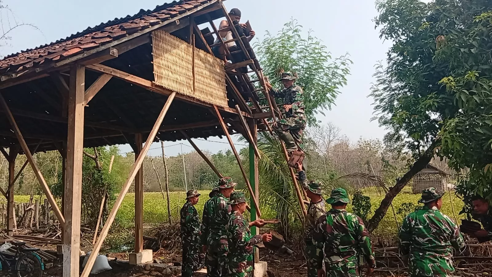 Babinsa Koramil Diwek Jalin Komunikasi dengan Warga Desa Klitih