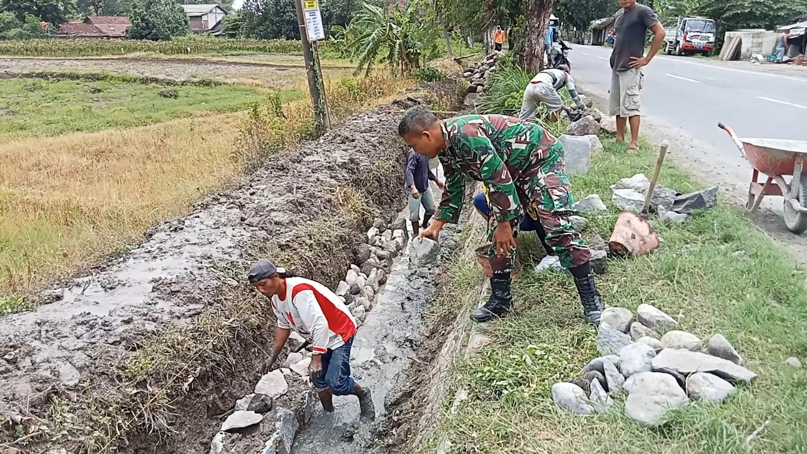 Babinsa dan Warga Sumberingin Gotong Royong Bangun Saluran Irigasi